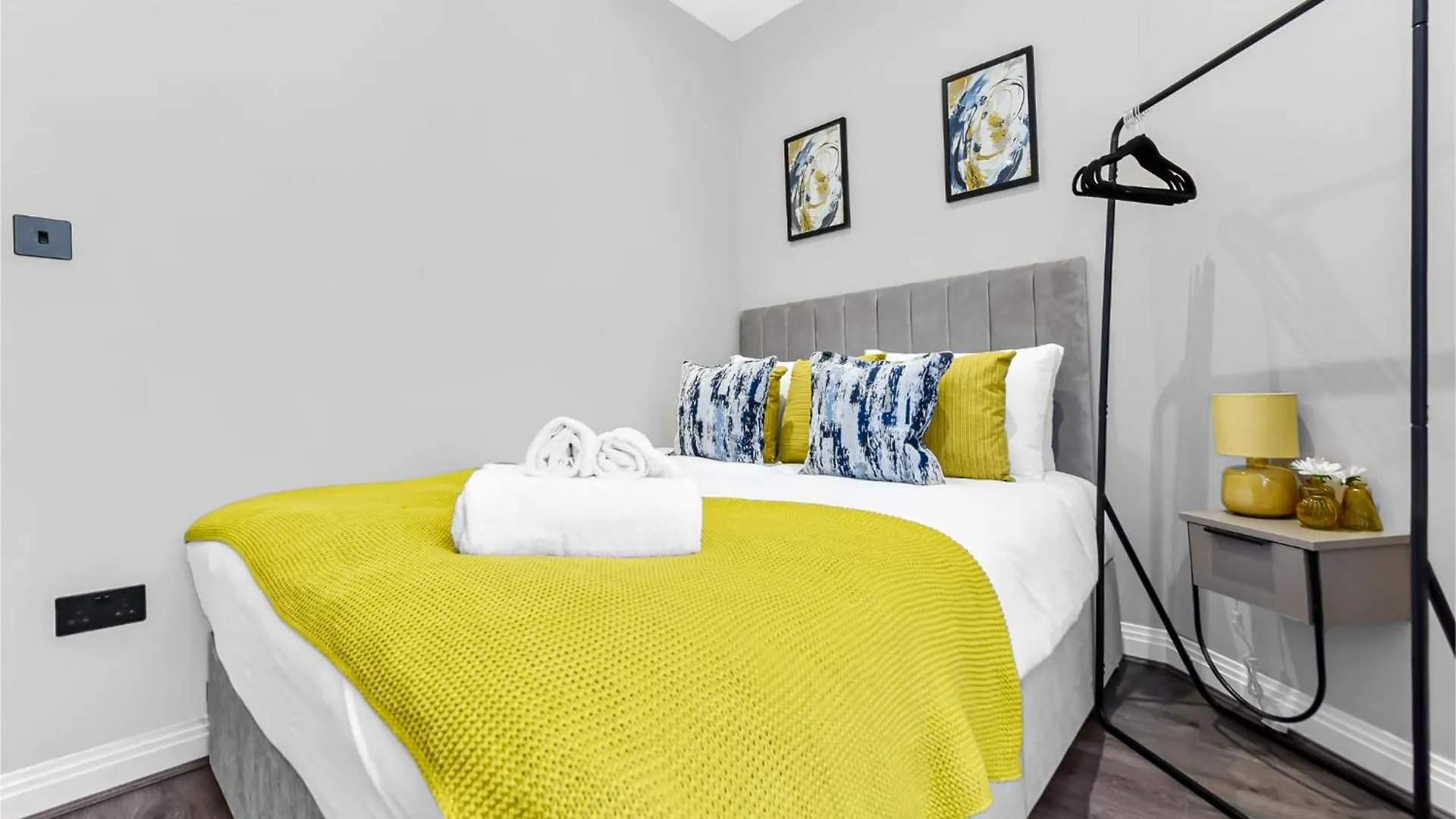 Apartment City Getaway- Newly Renovated Flat For Groups Greenford  United Kingdom