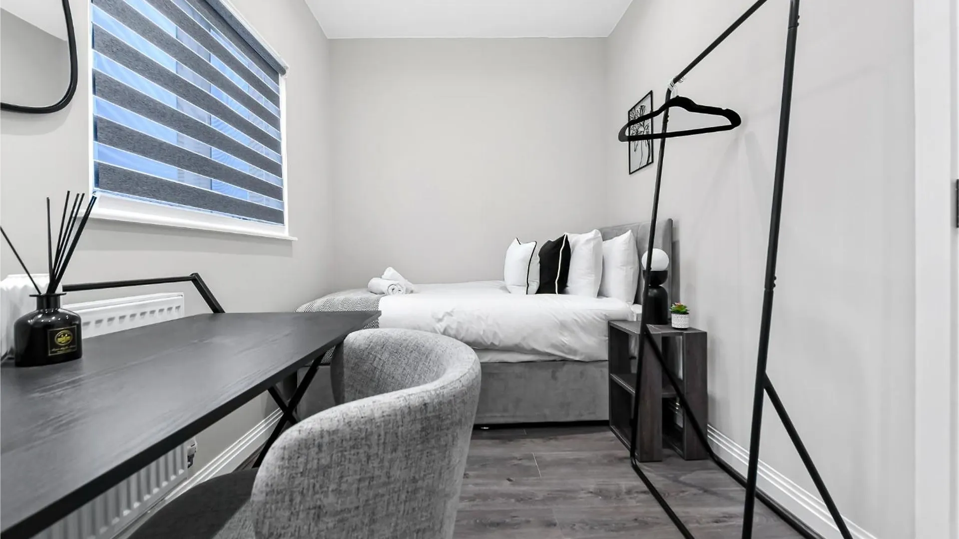 City Getaway- Newly Renovated Flat For Groups Greenford  Apartment