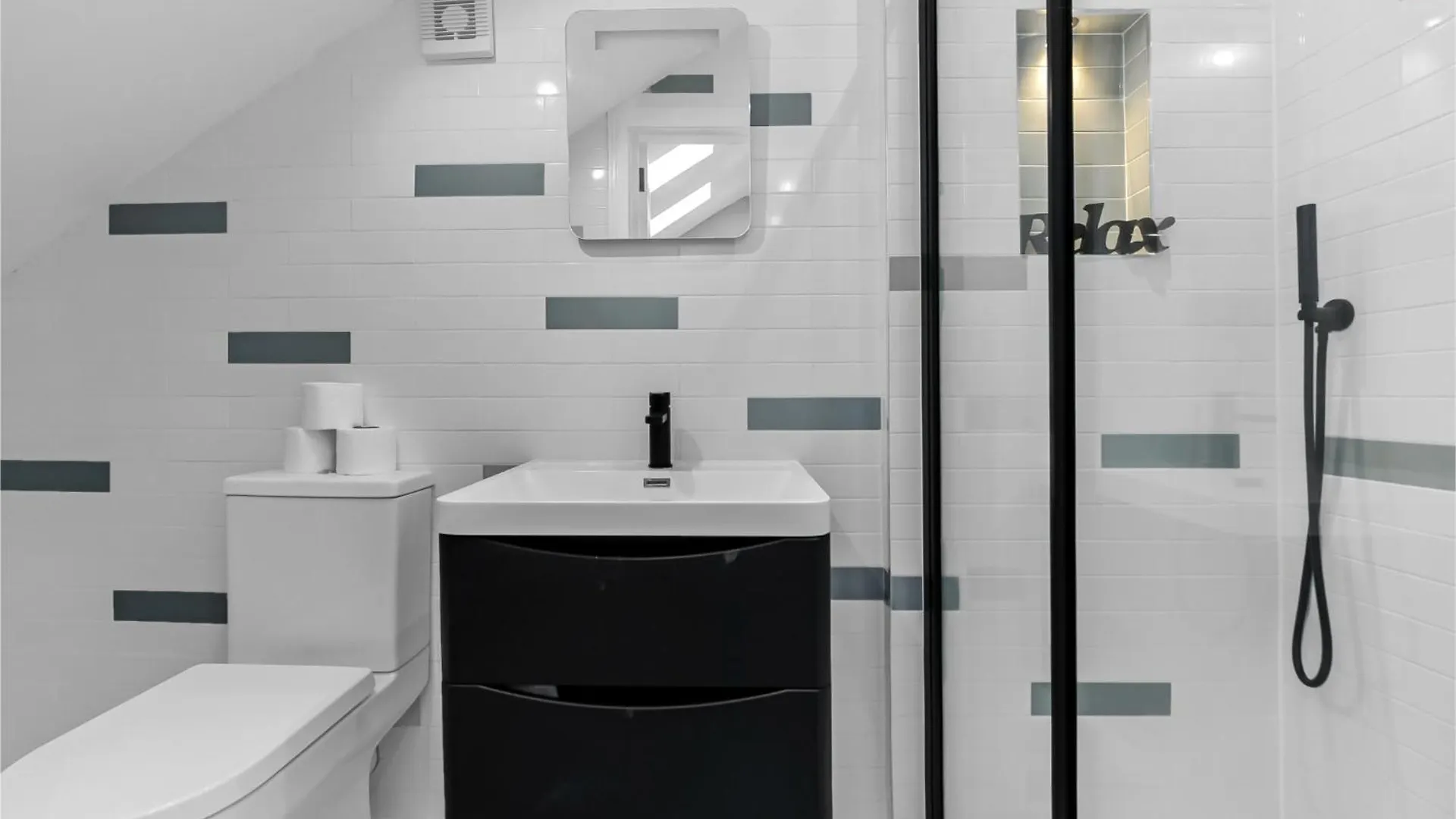 City Getaway- Newly Renovated Flat For Groups Greenford  Apartment