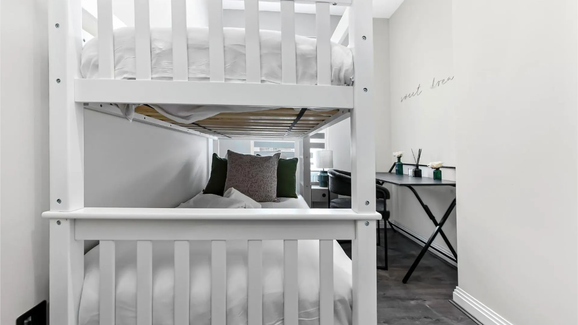 City Getaway- Newly Renovated Flat For Groups Greenford  Apartment